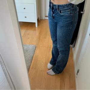 Säljer mina populära zara mid waist straight jeans. För långa för mig som är 1,63 ungefär därav slitningar längst ner på byxan. Tror ej exakt denna färg säljs längre🤍