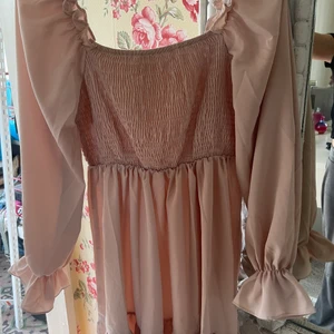 Fin klänning från SHEIN  - Säljer den här jätte fina klänningen från SHEIN är lite piffig vid magen det är färg aprikos ser lite annorlunda ut på hemsidan andvänd 1 - 2 gånger direkt pris 160 