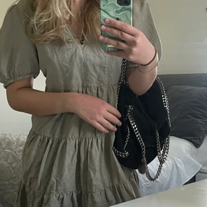 sommarklänning från zara - Jag och min syster beställde för någon månad sedan två likadana klänningar, en i storlek S och en i L. 💘 På bilden ser ni storlek S. Vi säljer klänningen i Storlek L då min syster inte gillade den. Klänningen är använd endast 1 gång, därmed är prislappen borta, men är verkligen i nyskick!!! Pris: 200kr 🌟 VI SÄLJER EJ STORLEK S 