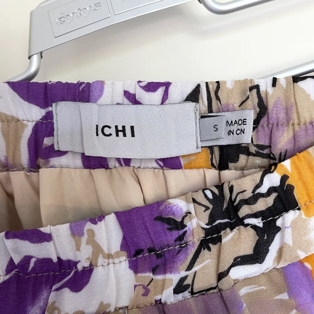 Fin blommig kjol från märket Ichi!💜 Den är i mellanlängd och storlek S. Lätt använd men i gott skick!. Kjolar.