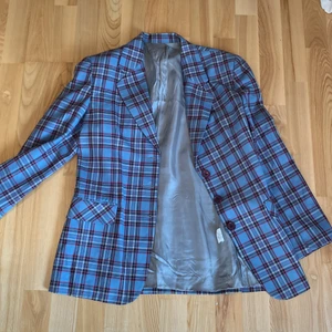 Rutig kavaj! - 90s rutig blå kavaj! Väldigt mycket ”clueless vibes”! Supersöt men kommer inte till användning!❤️