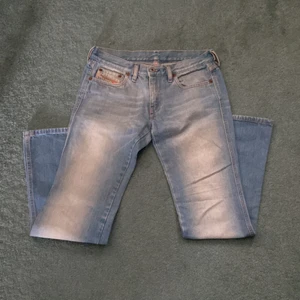 Diesel Lågmidjade  - Säljer dessa sjukt snygga diesel Lågmidjade bootcut jeans i den perfekta färgen! De är i ny skick, inget tecken på användning. Så sjukt snygga och trendiga! Skriv privat för mått och mer❤️