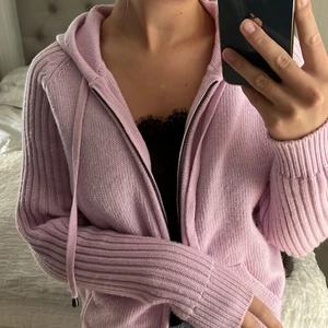 Stickad kofta - Säljer denna underbara stickade zip hoodien 💓storlek M