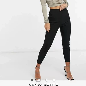 Högmidjade kostymbyxor  - Storlek 34 i Petite modellen. Köpte fel storlek så helt oanvända.