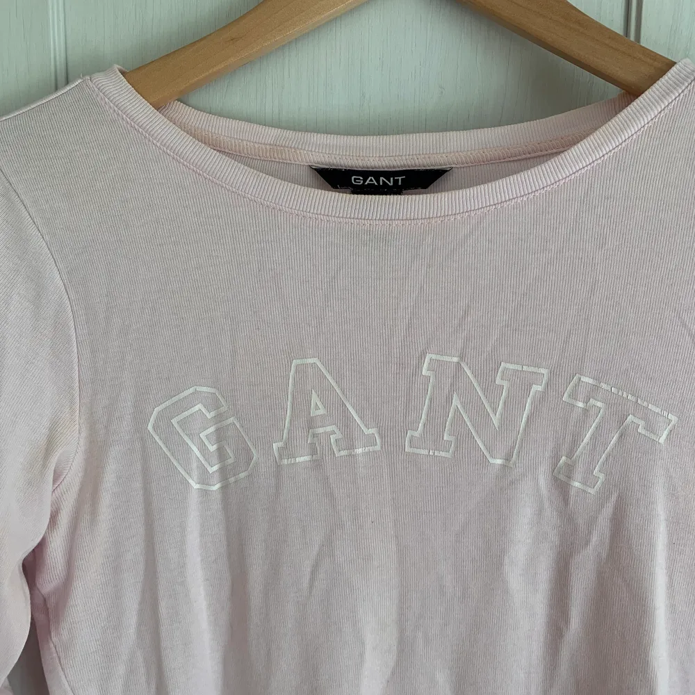 Rosa långarmad tröja ifrån märket Gant i fint skick! Sparsamt använd💓 paketpris vid köp av flera plagg, priset kan såklart diskuteras!✨💛💫. Tröjor & Koftor.