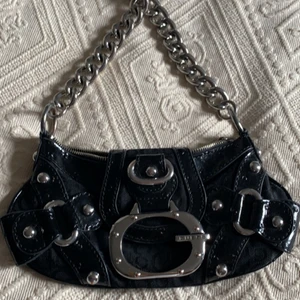 Guess väska  - Väldigt fin Guess väska i bra skick, köpte för 1000kr och säljer för samma. Har tyvärr inte använt den lika mycket som jag tänkte mig, därav säljer jag den. 