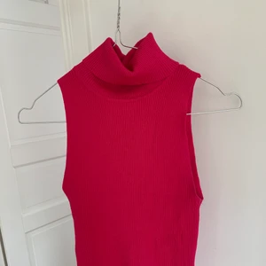💖Rosa topp💖 - En sommartopp i en härlig, stark rosa färg💕💕💞 Märket är GinaTricot, storleken 34 och har endast använts en gång. Köparen står för frakt:))