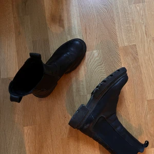 Chelsea Boots från K Cobler  - Använda Chelsea Boots från K Cobler inköpta på scorette för två år sedan. Nypris 1500kr