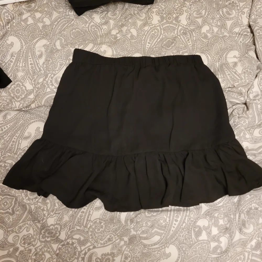  Super söt Svart kort kjol från gina. Aldrig använd. Kan skicka om köpare står för frakt🤍. Kjolar.
