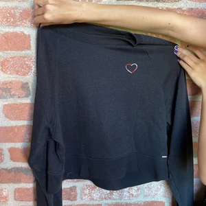 Svart tröja med hjärta storlek S - Svart tröja med ett broderat hjärta storlek S 