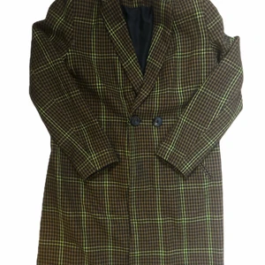 Kappa - superfin brun/svar/gul kappa knälång modell, älskar denna men får inte lika mycket användning för den längre 😩