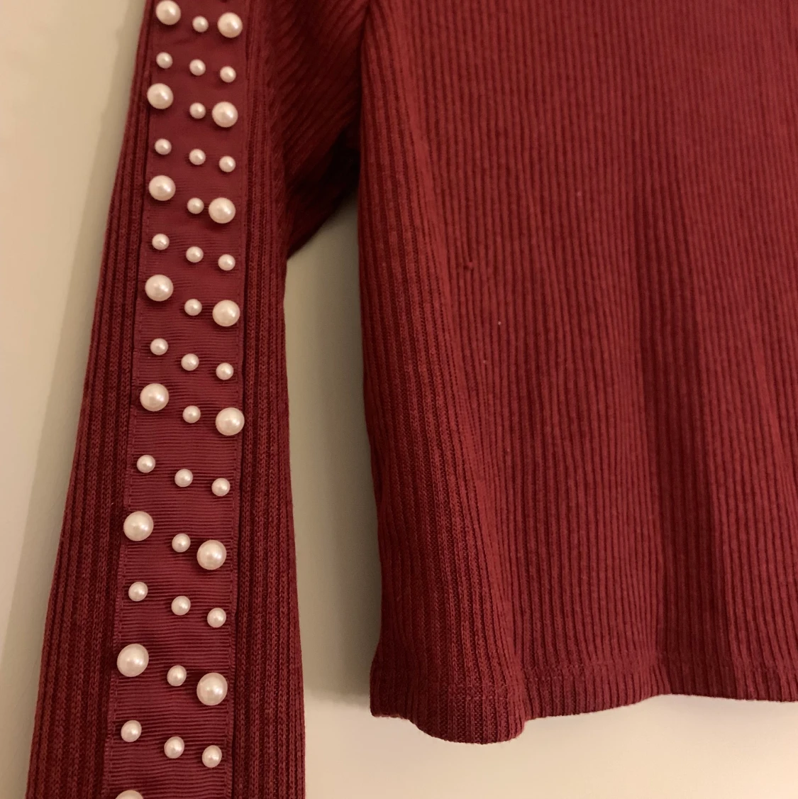 Röd tröja med pärlor  - 90