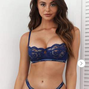 Lounge underwear Blossom Balcony BH i marinblå färg, säljer pga den är för liten, använd fåtal gånger så bra skick, nypris ca 450, tycker personligen att kupan i denna modell är aningen liten i storleken så passar även 75B. köpare står för frakt🫶🏼