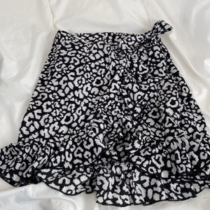 Svartvit kjol i strl xs - Säljer denna somriga kjolen från SHEIN i strl xs. Superbra skick! Säljer för 40kr + frakt (köpt för 120kr)⭐️🌺