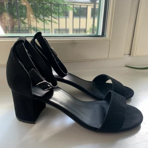 Svarta Klackskor - Svarta klackskor från Din Sko (XIT). Har endast använt dom en gång så de är så gott som nya🥰 Storlek 37 men passar mig som har 38-39 vanligtvis, skorna är lite större i storlek än vad som står. Jättebekväma! Perfekt till bal då de är fina och även går att dansa i. Möts upp i gbg eller fraktar🫶🏼