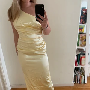 Bubbleroom balklänning strl 38 - Jättefin satin gul satinklänning som jag har köpt från bubbleroom. Använd en gång. Frakt ingår i priset🥰🥰