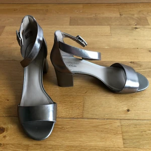 Clarks  - Bronsmetalic 7 cm hög blockklack sandal, använda 1 gång, storlek 40.