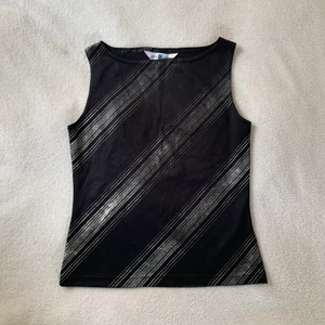 Randigt linne - Svart topp med metalliska ränder från New Look! Stl 38 men passar mig som brukar ha XS/S 🖤