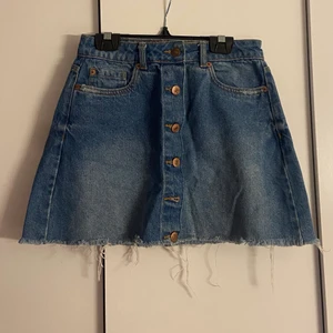 Jeans kjol - Jeans kjol från new look. Använd fåtal gånger men klippt själv så det är en kortare modell, mer bilder kan skickas privat. Storlek 34i