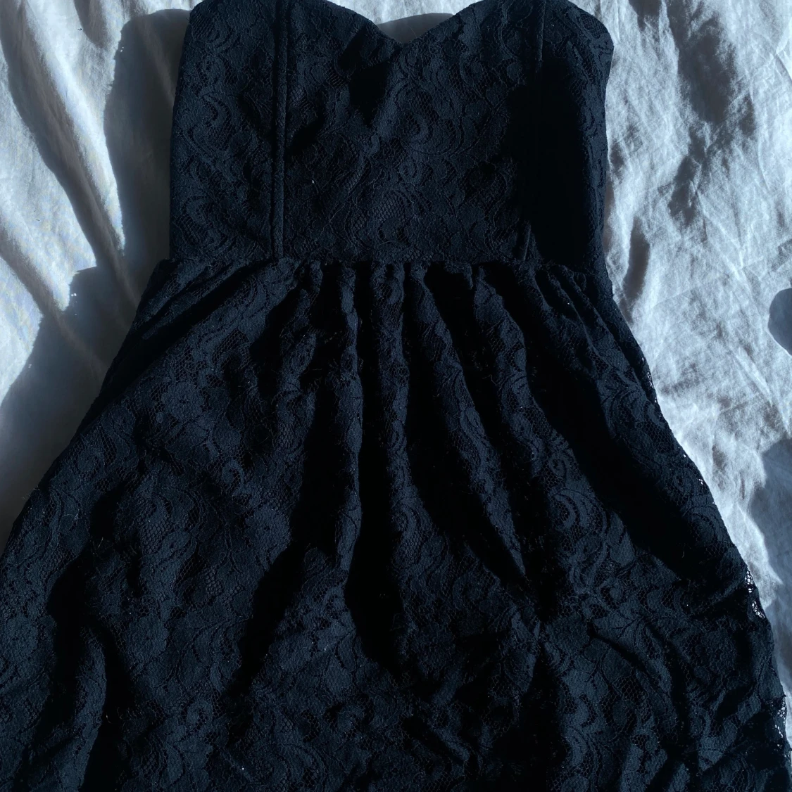 Svart spetsklänning