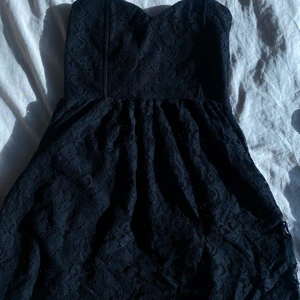 Svart spetsklänning - Spetsklänning strl xs 