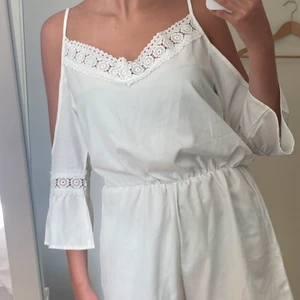 vit playsuit - en vit playsuit med fina detaljer🤍