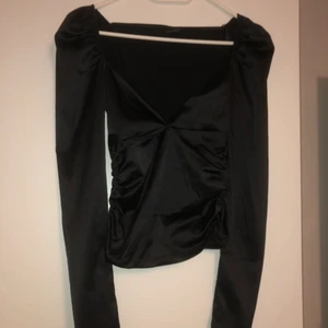 Svart topp - Svart topp i satin tyg