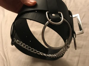 Edgy skärp med kedjor från Asos - Ett svart skärp/bälte från asos med olika accessoarer på som medföljer skärpet. Kan definitivt spica upp en basis outfit och passar till det mesta💕💕 