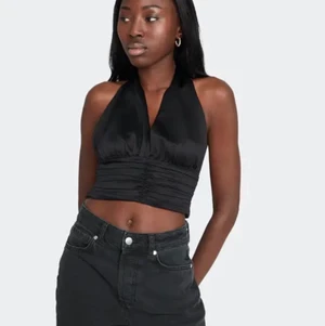 Svart topp - Svart halterneck topp i satin