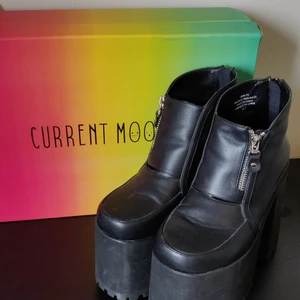 CURRENT MOOD HACKER BOOT - Riktigt höga skor från Current Mood. Köpta på DollsKill. Nypris 1700:- Storlek 37 men dessa är lite för stora för mig! Så hade sagt att de funkar för en 38a också. Får hemskt gärna komma och prova först! 