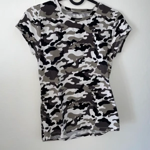 T-shirt  - Använd en gång. Mycket elasticitet, väldigt bra skick. 