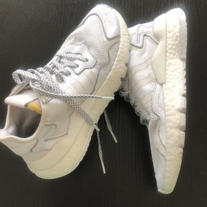 Adidas white sneakers 👟 - Adidas white sneakers super fräscha 👟 är en 38 själv, i adidas behövs en halvstolek större så tänk på det ;) först till kvarn ! 