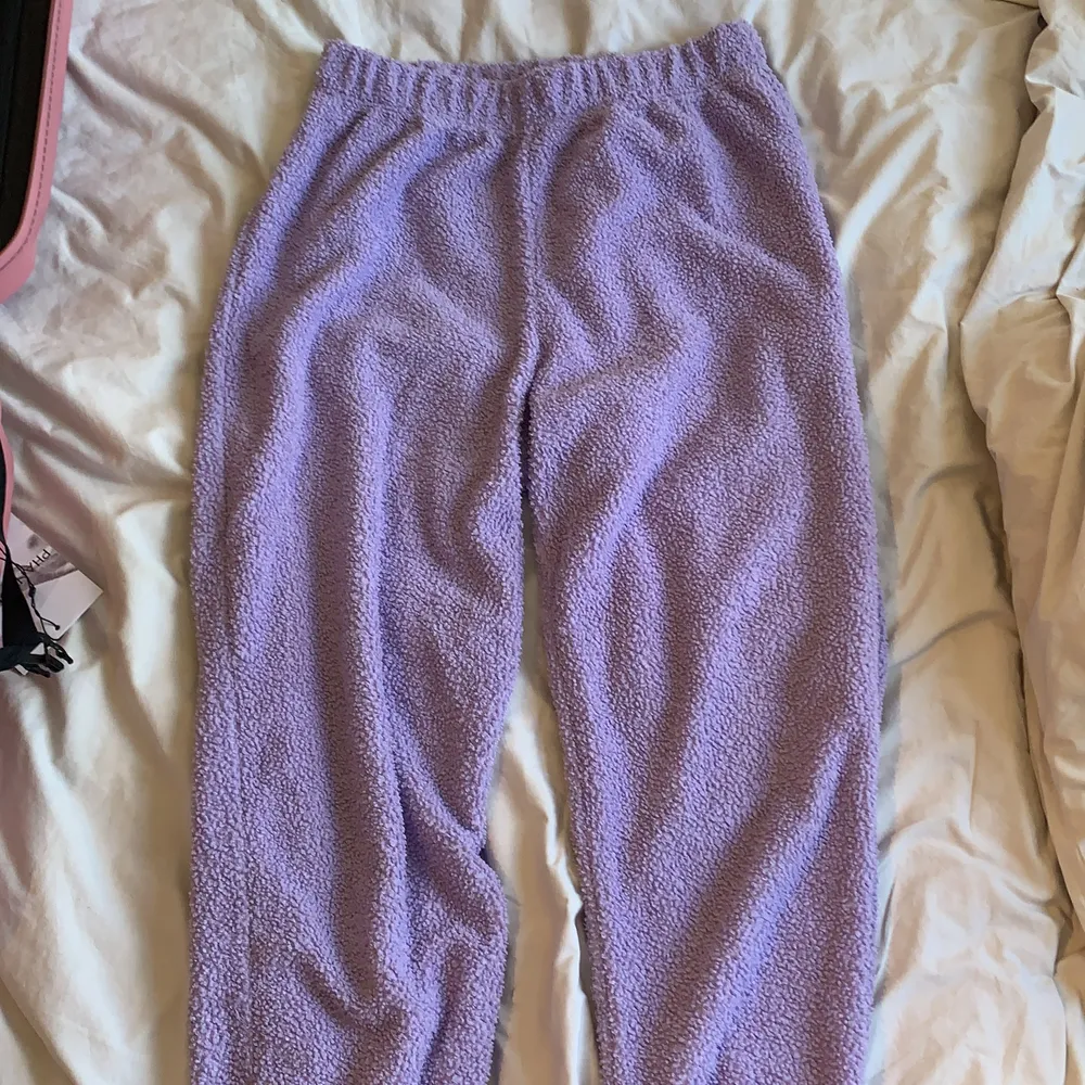 Jättegosigt lila mjukisset från Asos i teddymaterial. Super behagligt material som andas och inte blir för varmt. Säljer pga den enkla anledningen att de inte har kommit till användning eftersom att jag har en hel garderob med bara mjukisset:). Neuletakit & Villapaidat.