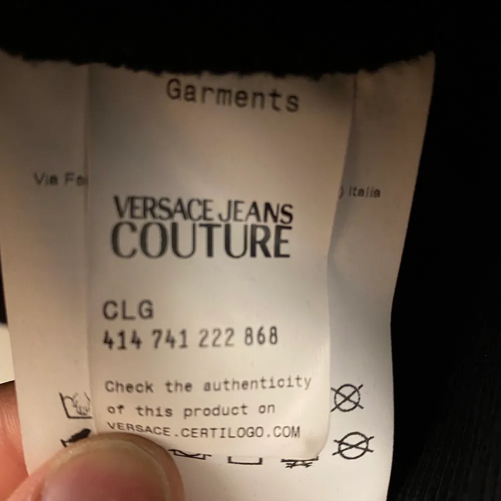 Säljer denna Versace hoodie storlek Large som enbart är testad 1 gång men den var lite liten för mig och har nu hängt i garderoben i 3 månader utan att jag gått ner något så är dax att sälja den! Den är verkligen i nyskick! Har ett par byxor som är i samma ”set” som jag lägger ut i en annan annons!. Hoodies.