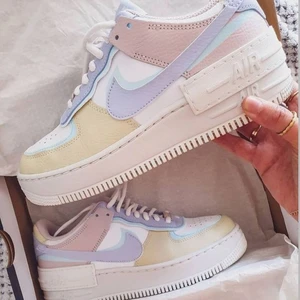 Nike air Force  - Nike Air Force 1 Low Shadow White Glacier Blue Ghost original pris 3200 säljer för 1800 fri frakt och dom har inga skador eller fläckar använda en gång storlek 38/39