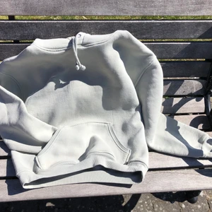 Hoodie i storlek S. - Mintgrön hoodie i storlek S (jag har vanligtvis storlek M och tycker denna är stor. Alltså passar den de flesta). Den har luva med snören, resår i midjan och ärmar samt ficka. Bara använd ett fåtal gånger! Från Bik Bok.
