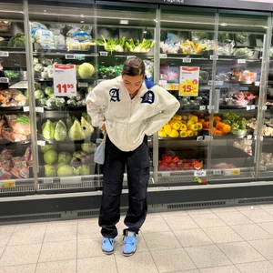 Vintage cargo byxor  - Säljer mina One of a kind cargo byxor köpta vintage. De är marinblå och har så man kan spänna in midjan till sin egna passform!