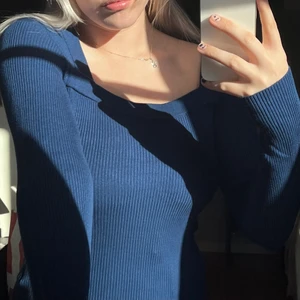 Blå tröja - Jättefin blå stickad långärmad tröja. Jätteskönt material och bara testad då den inte är min stil. Fin urringning. 80kr + frakt 