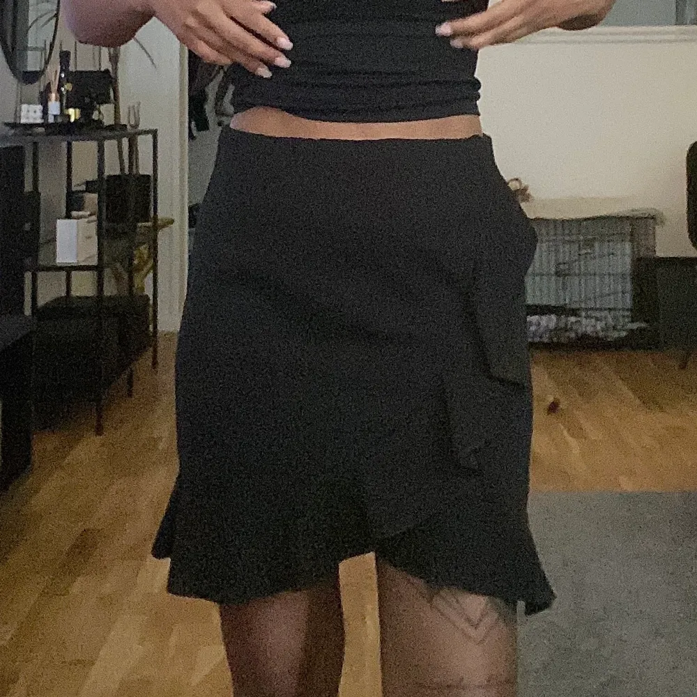 En fin svart kjol från Nelly strl M skulle mer säga att  strl S hade också passat bra.  Säljs för stor för min del midjan har XS annars. . Kjolar.