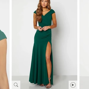 Balklänning - Säljer denna fina balklänningen bara använd en gång! I storlek XS den är helt slutsåld! Jag är 163 och den satt prefekt på mig men lite lång så passar nog även på någon som är 166