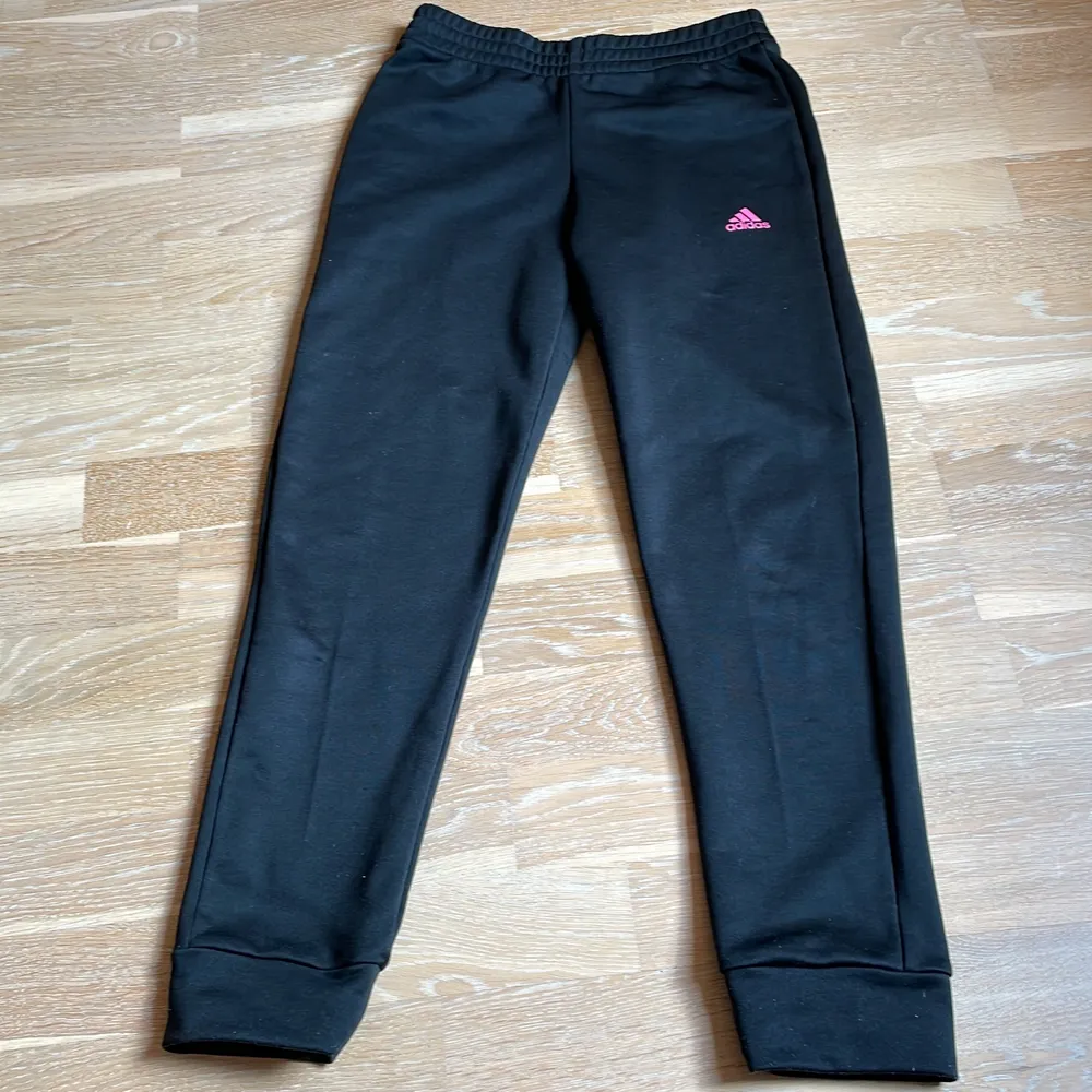 Säljer ett par adidas mjukis byxor med rosa logga. Säljer då dom är försmå💞 . Jeans & Byxor.