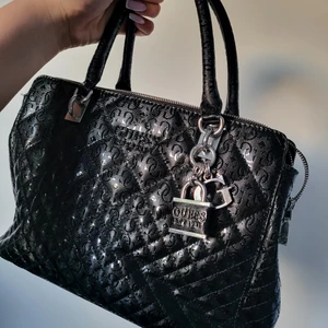 Äkta guess väska - Super fin guess väska som inte kommit till använding så mycket. Har väldigt lite defekter som knappt syns som jag kan skicka bilder på privat❤️ Det tillkommer ett matchande axelband i samma fina skinade material❤️köpt för 800kr .