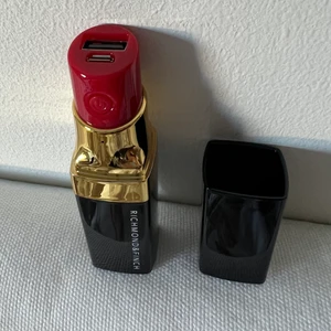 Richmond & Finch - Lipstick Powerbank  - Powerbank som är laddningsbar till både iPhone och Android!  Powerbanken har aldrig använts förut. Till Powerbanken medföljds MIRCO-USB och TYPE-C cable (laddare)