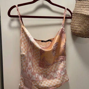 Topp från Boohoo - Fin topp i storlek S, knappt använd 