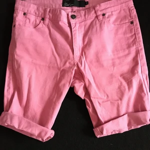 Jeansshorts - Fina shorts från MQ i fräsch färg. Kan vikas upp, men ca 42 cm längd i detta läge. Köp gärna något mer för samma portopris!