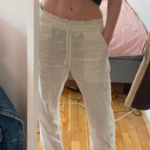 Vita linnebyxor & Other Stories S - Supersnygga linnebyxor köpta från other stories, knappt använda!