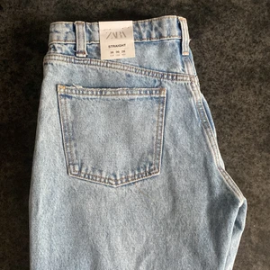 Zara mid rise straight jeans - ‼️slutsålda‼️‼️ helt oanvända‼️ skitsnygga Zara jeans som tyvärr är för små för mig. Dm vid intresse, priset kan diskuteras. Köpare står för frakten. 