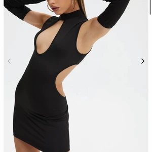 Klänning - Intressekoll på denna vackra klänning som är populär från euphoria‼️ inte använd och har lappen kvar!! vill kolla hur mycket jag skulle kunna få för den, ärmarna kommer till isåfall‼️‼️❤️