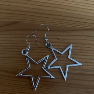 Örhängen  - oanvänd stjärna örhängen  frakt tillkommer med 