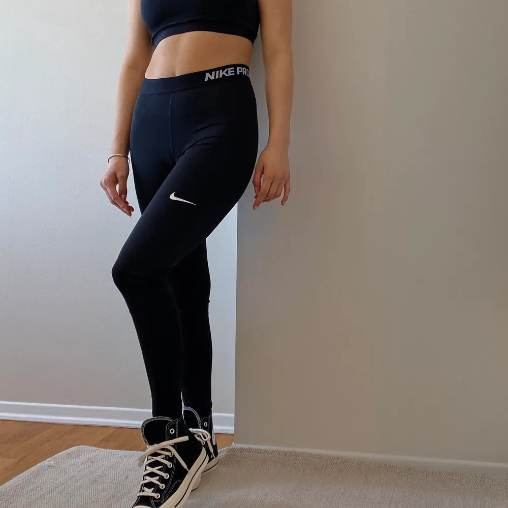 Svarta Nike PRO tights, Strl xs . Jeans & Byxor.